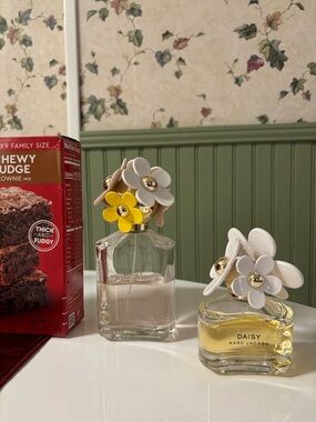 Marc Jacobs Daisy Duo with White and Yellow Flower Caps perfume